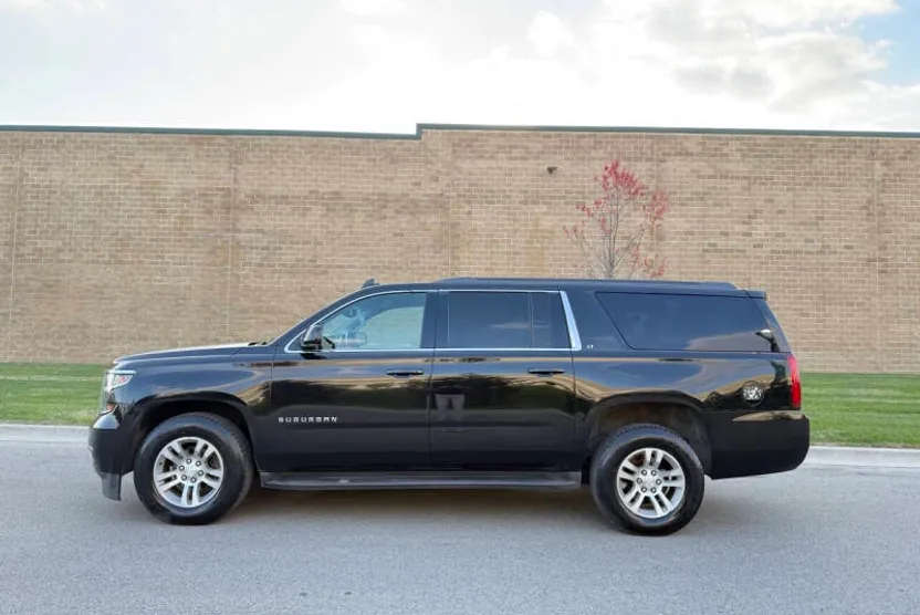 2017 Chevrolet Suburban LT photo 1
