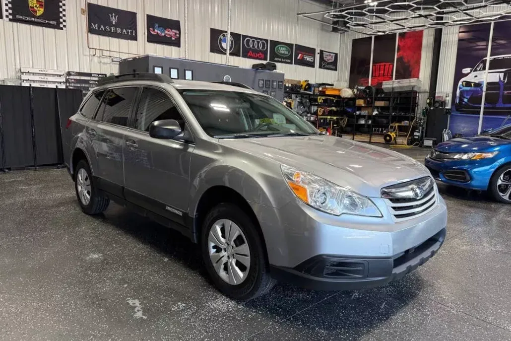 2011 Subaru Outback 2.5i photo 1