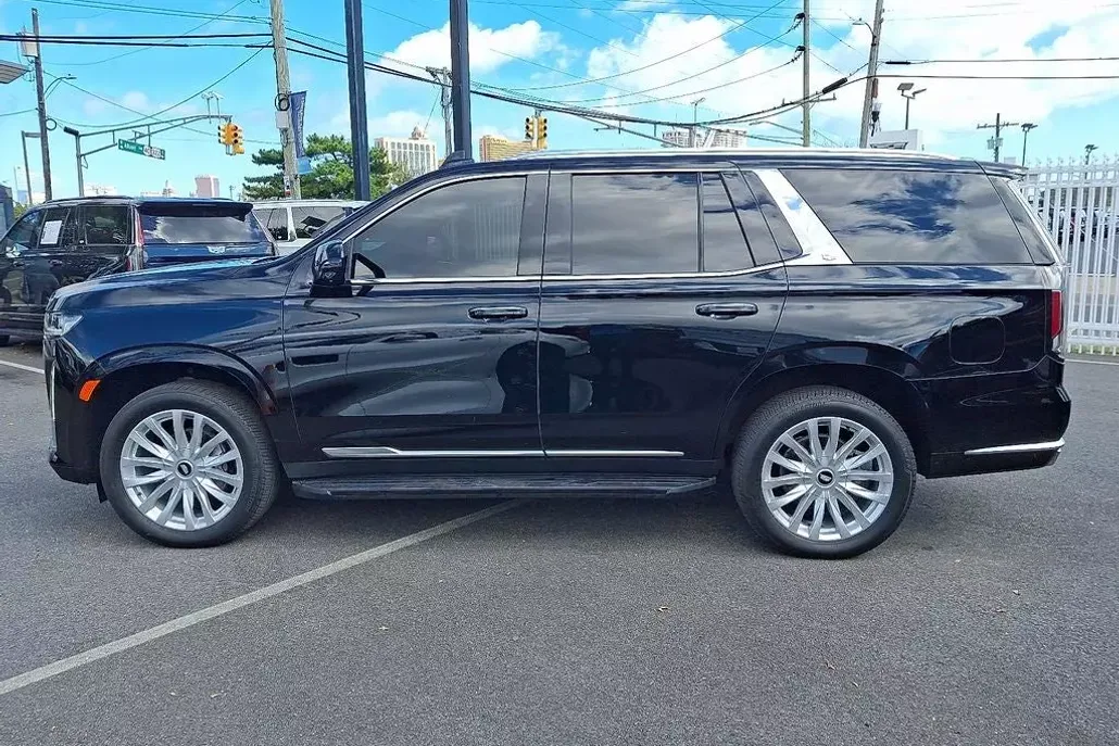 2024 Cadillac Escalade Luxury photo 1