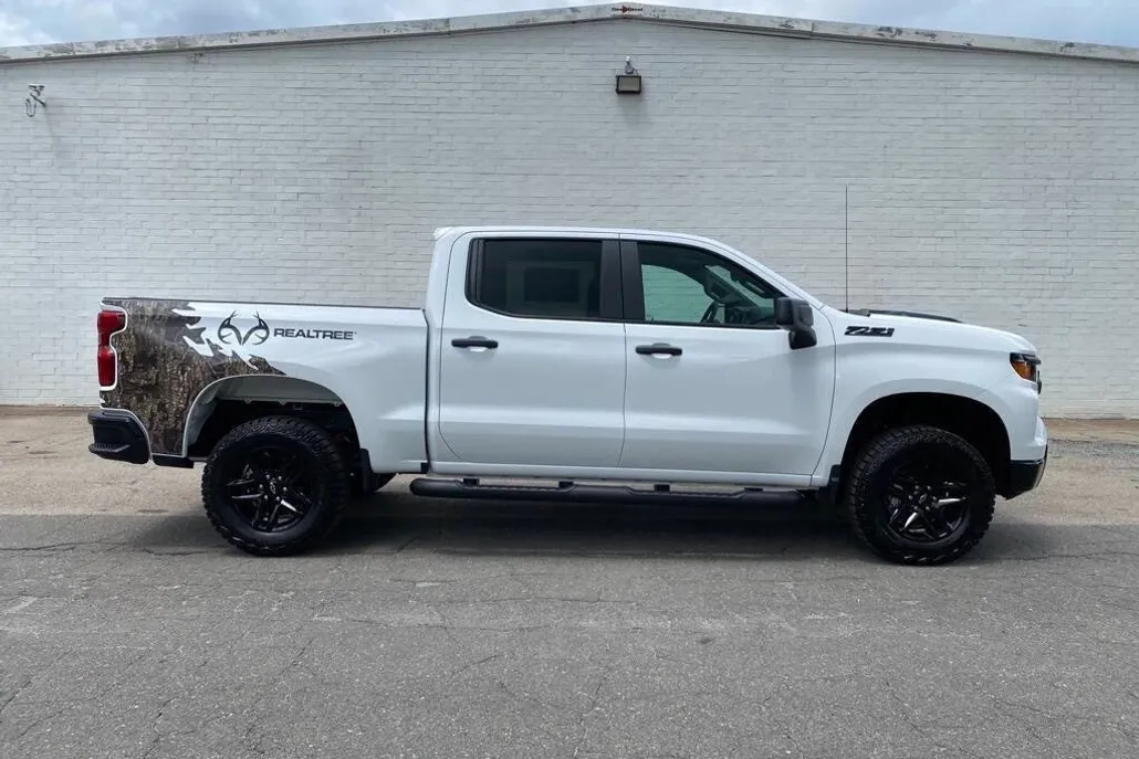 2025 Chevrolet Silverado 1500 Custom Trail Boss photo 1