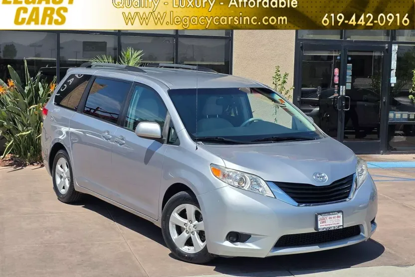 2012 Toyota Sienna LE photo 1