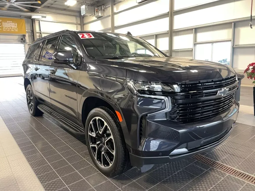 2023 Chevrolet Suburban RST photo 1