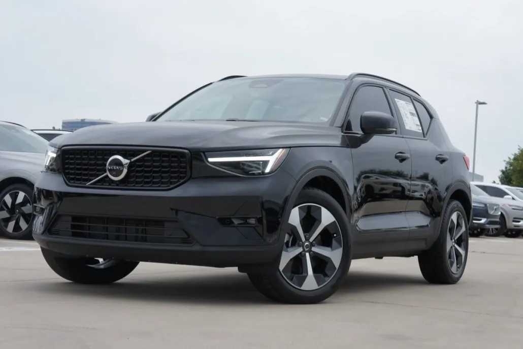 2025 Volvo XC40 Plus photo 1