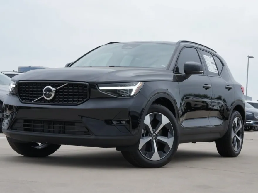 2025 Volvo XC40 Plus photo 1