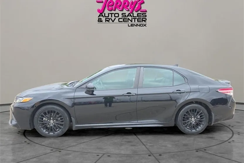 2019 Toyota Camry SE photo 1