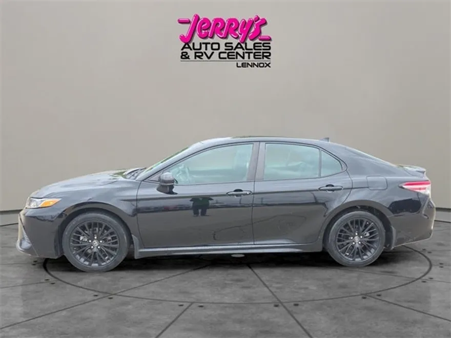 2019 Toyota Camry SE photo 1