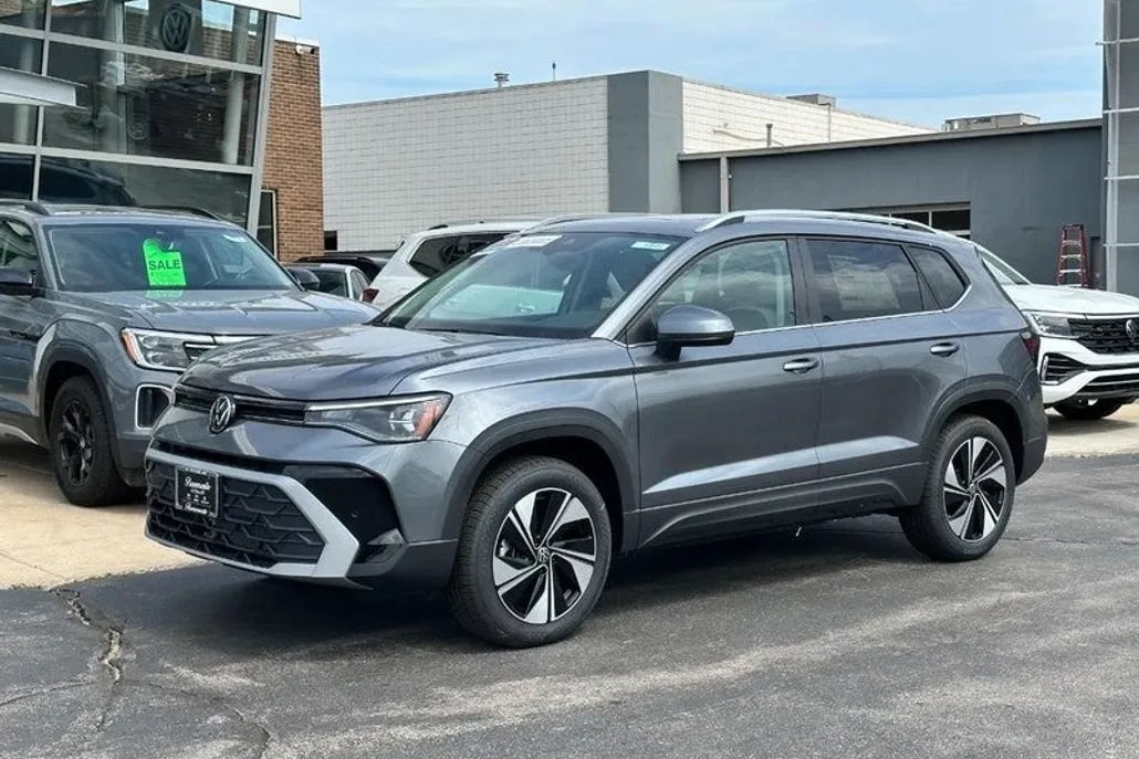2025 Volkswagen Taos SE photo 1