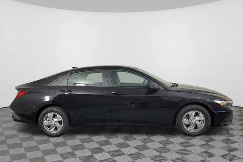 2025 Hyundai Elantra SE photo 1