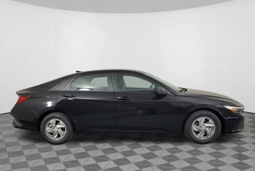 2025 Hyundai Elantra SE photo 1