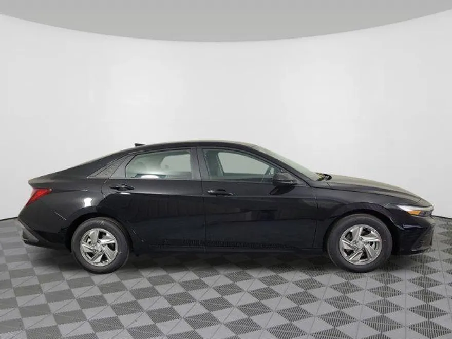 2025 Hyundai Elantra SE photo 1