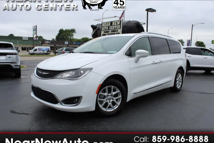 2020 Chrysler Pacifica Touring L photo 1