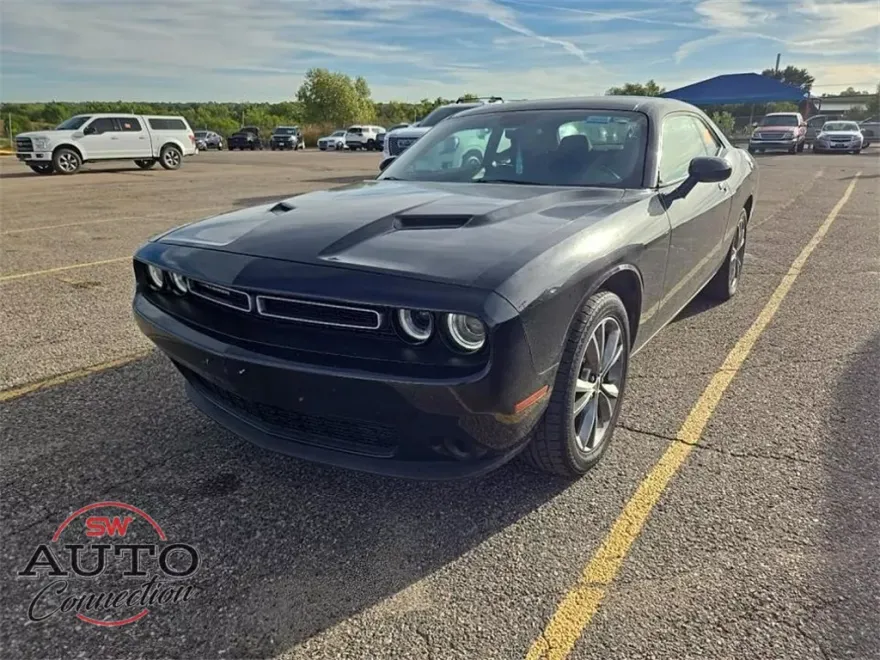 2021 Dodge Challenger SXT photo 1