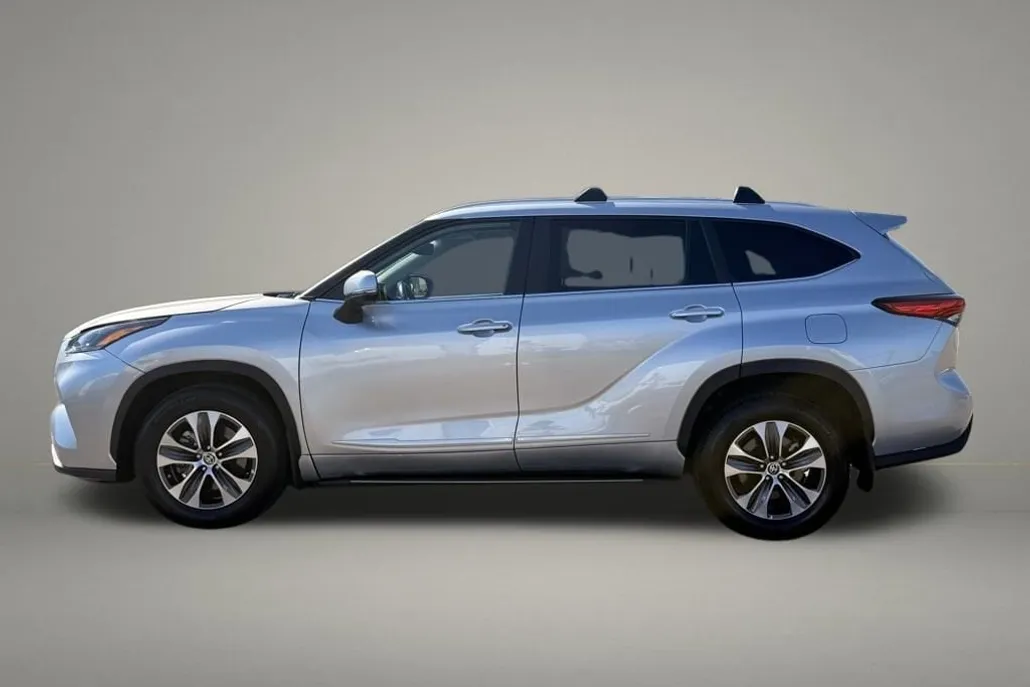 2023 Toyota Highlander XLE photo 1