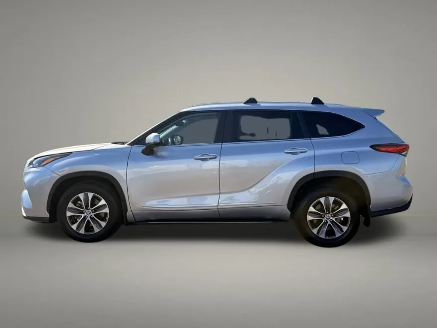 2023 Toyota Highlander XLE photo 1