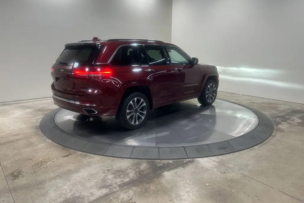 2022 Jeep Grand Cherokee Overland photo 1