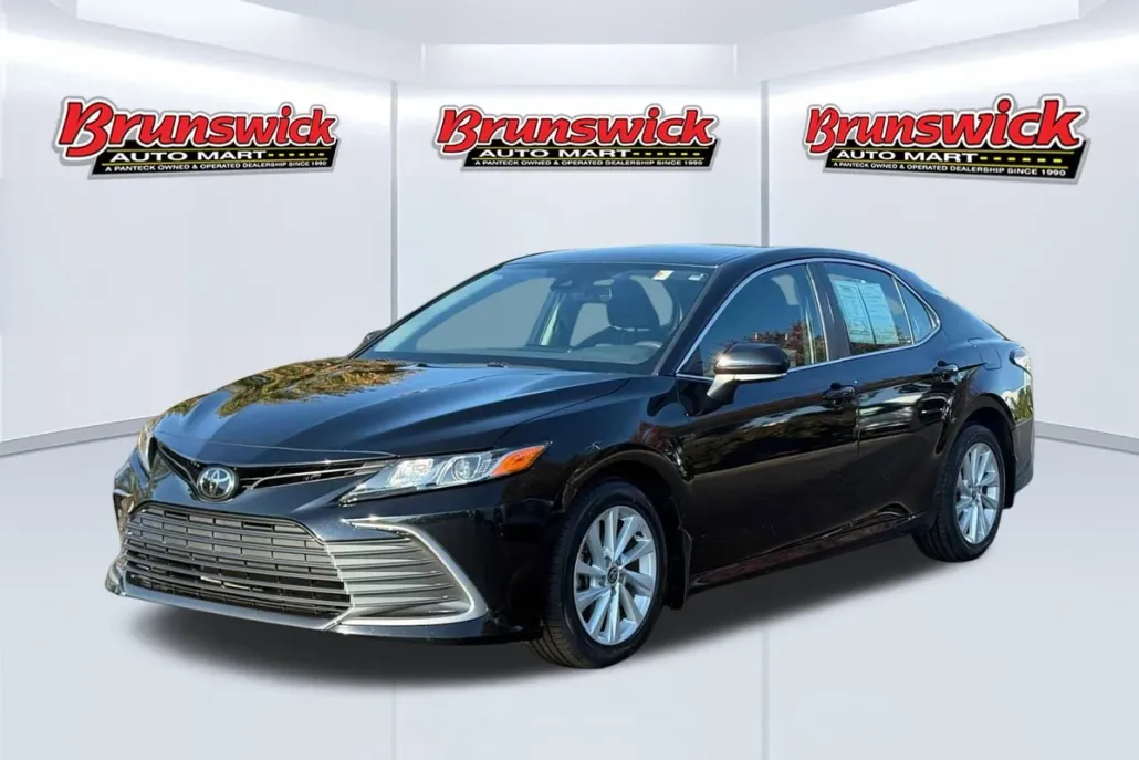 2022 Toyota Camry LE photo 1