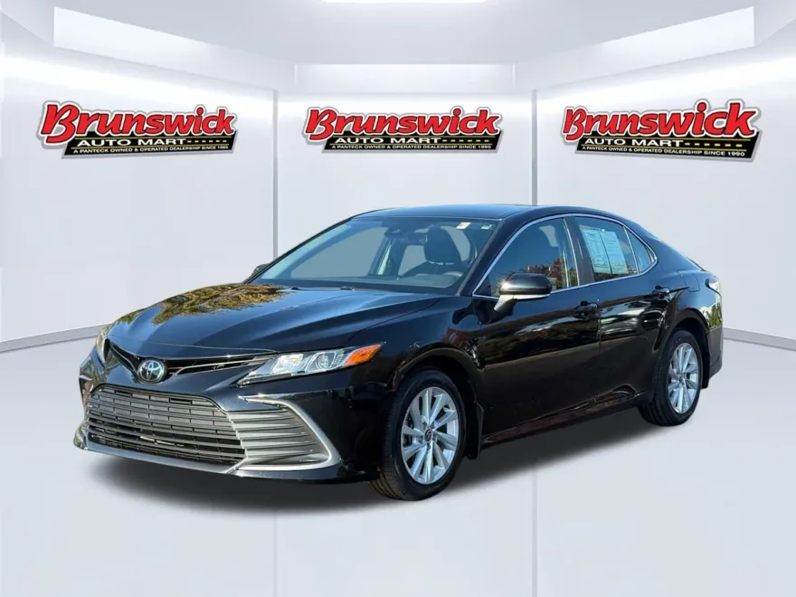 2022 Toyota Camry LE photo 1