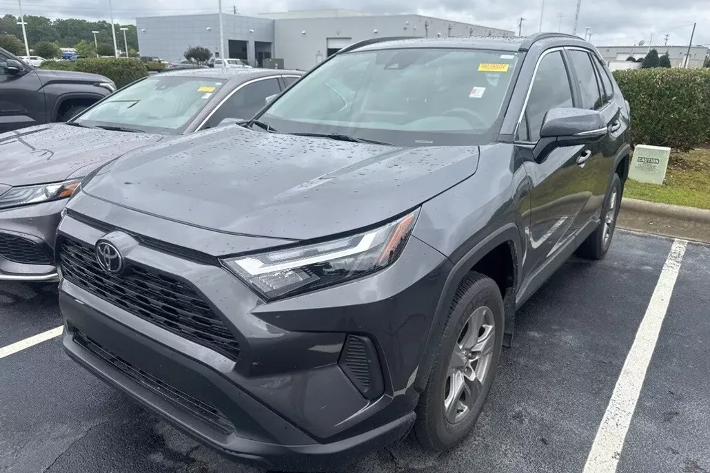 2024 Toyota RAV4 XLE photo 1