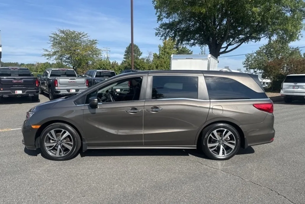 2023 Honda Odyssey Touring photo 1