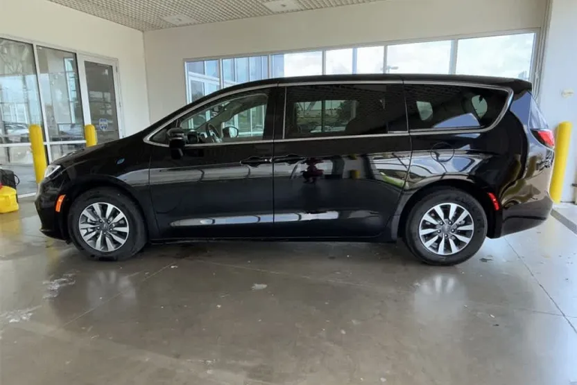 2024 Chrysler Pacifica Hybrid photo 1