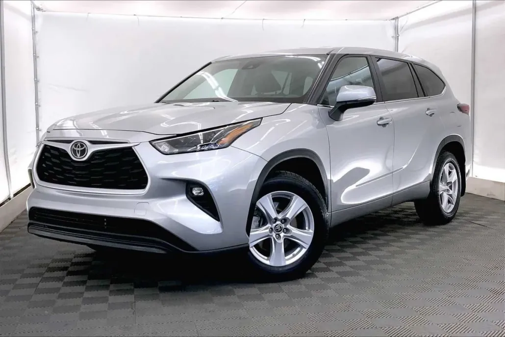 2024 Toyota Highlander LE photo 1