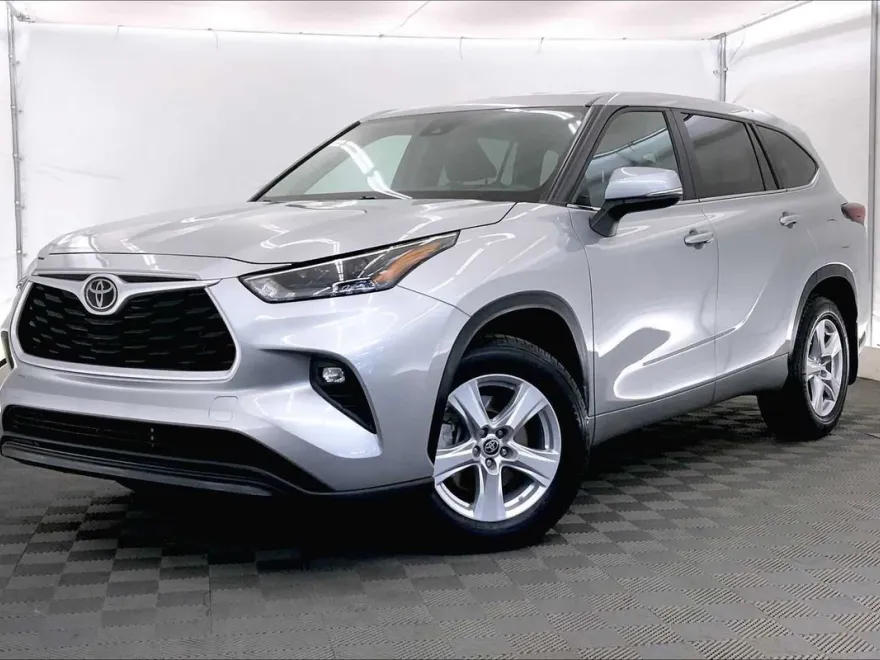 2024 Toyota Highlander LE photo 1