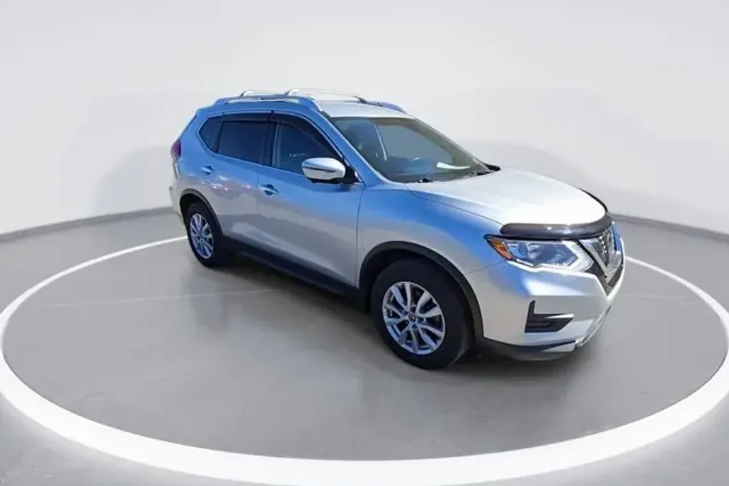 2017 Nissan Rogue SV photo 1