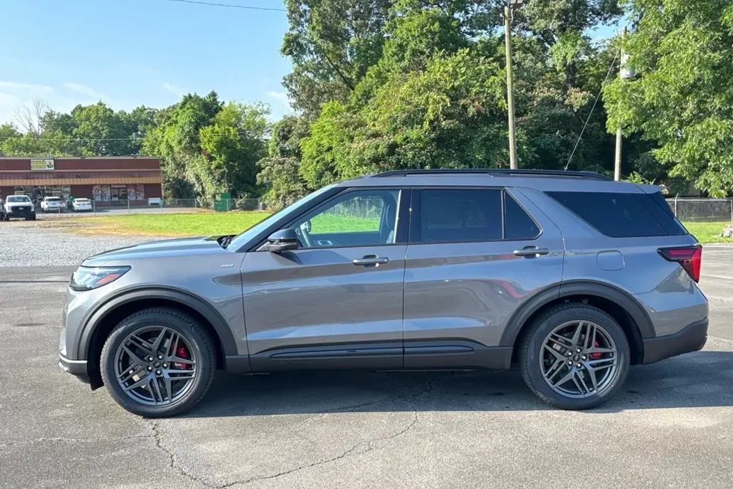 2025 Ford Explorer ST-Line photo 1