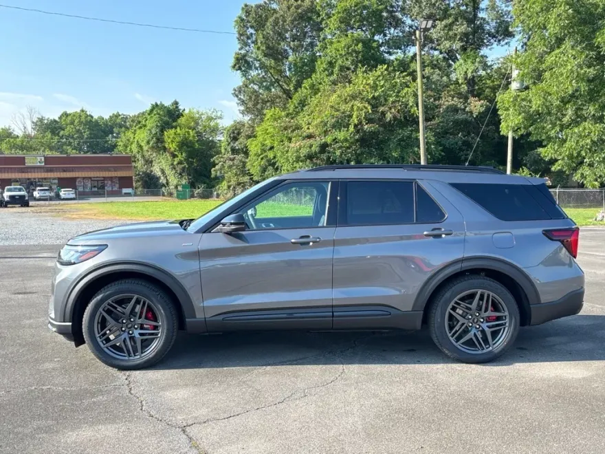 2025 Ford Explorer ST-Line photo 1