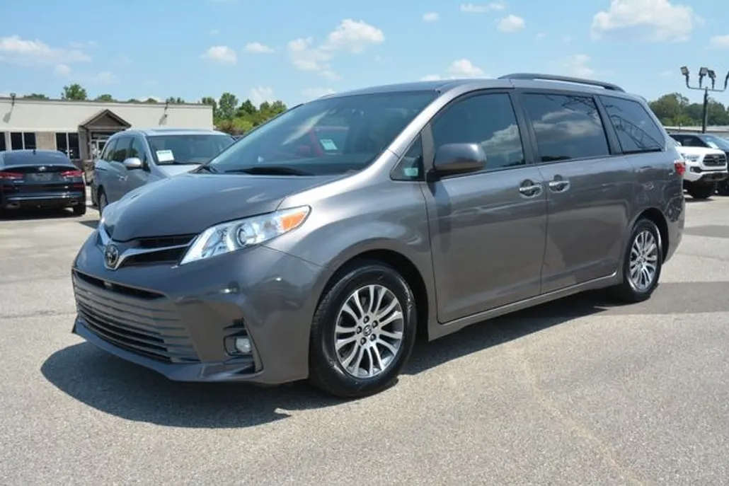 2019 Toyota Sienna XLE Premium photo 1