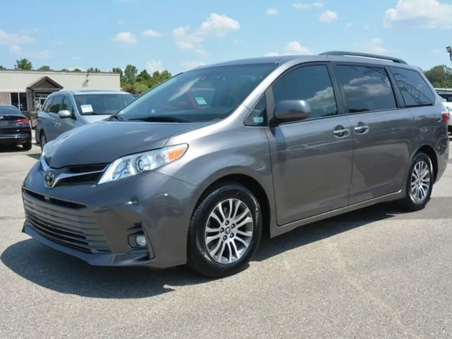 2019 Toyota Sienna XLE Premium photo 1