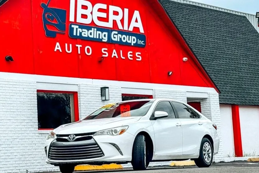 2015 Toyota Camry LE photo 1