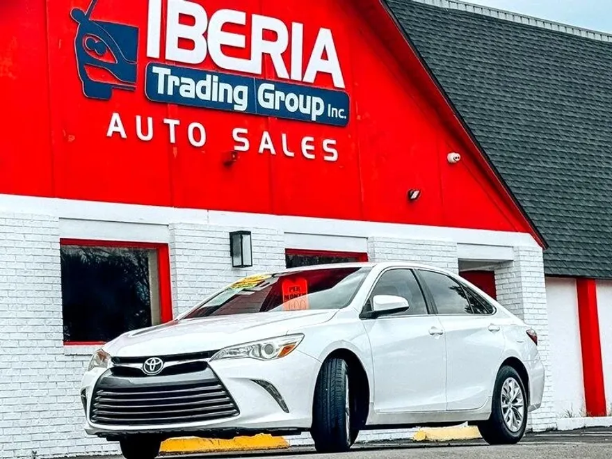 2015 Toyota Camry LE photo 1