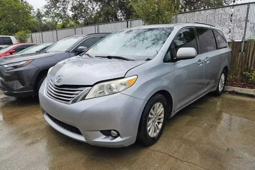 2016 Toyota Sienna XLE Premium photo 1