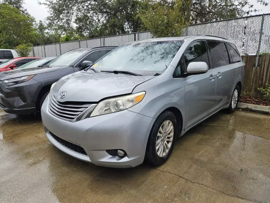 2016 Toyota Sienna XLE Premium photo 1