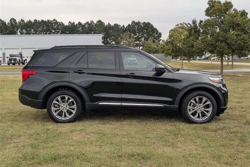 2022 Ford Explorer XLT photo 1