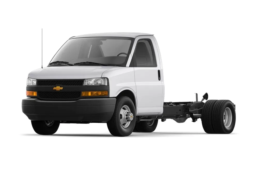2024 Chevrolet Express Cutaway photo 1