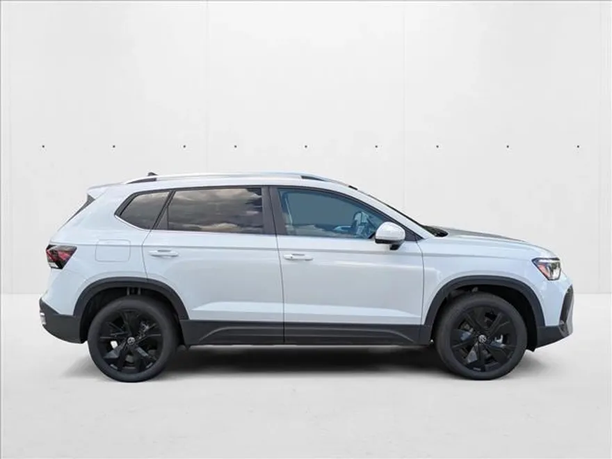 2025 Volkswagen Taos SE photo 1