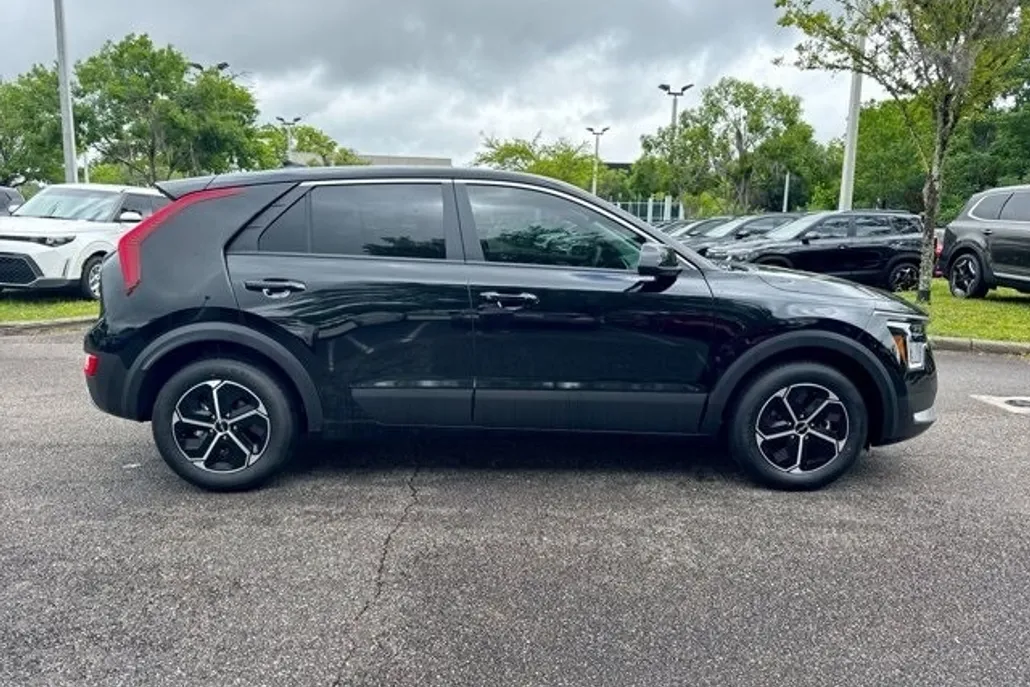2025 Kia Niro LX photo 1