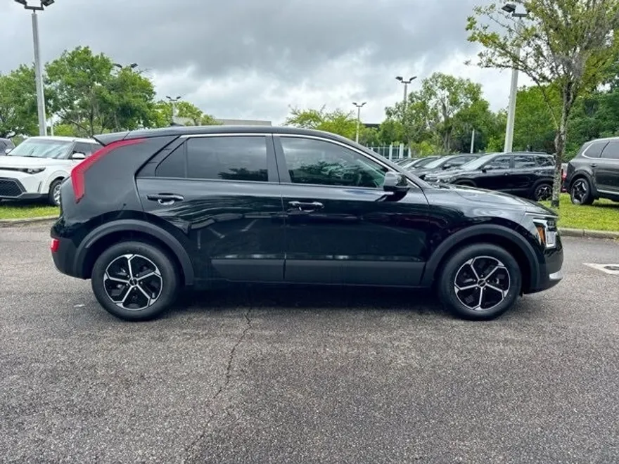 2025 Kia Niro LX photo 1