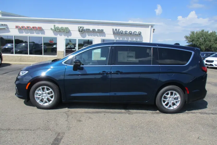 2025 Chrysler Pacifica photo 1
