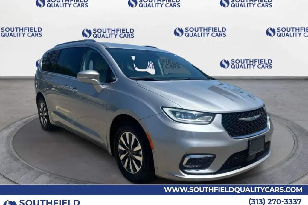 2021 Chrysler Pacifica Touring L photo 1