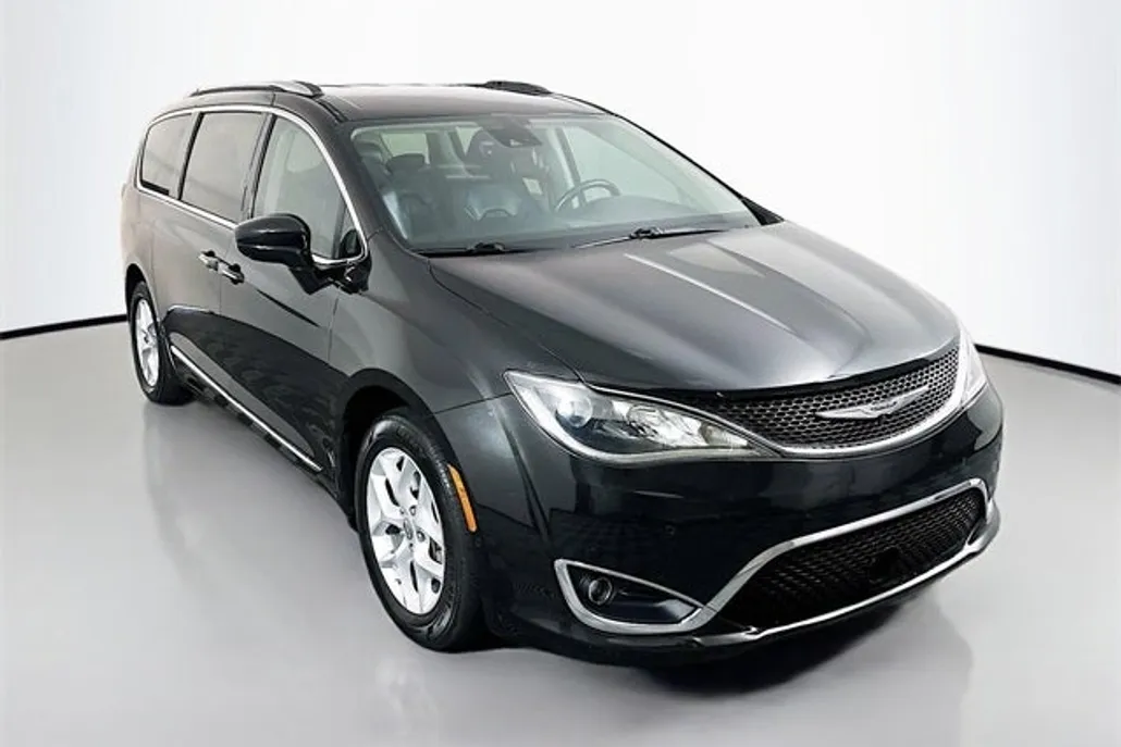 2017 Chrysler Pacifica Touring Plus photo 1