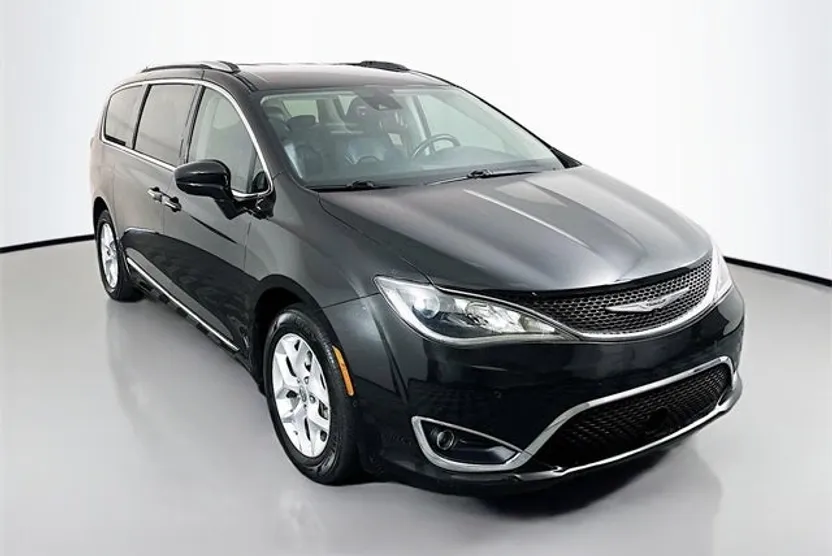 2017 Chrysler Pacifica Touring Plus photo 1