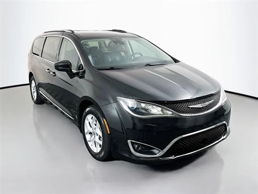 2017 Chrysler Pacifica Touring Plus photo 1