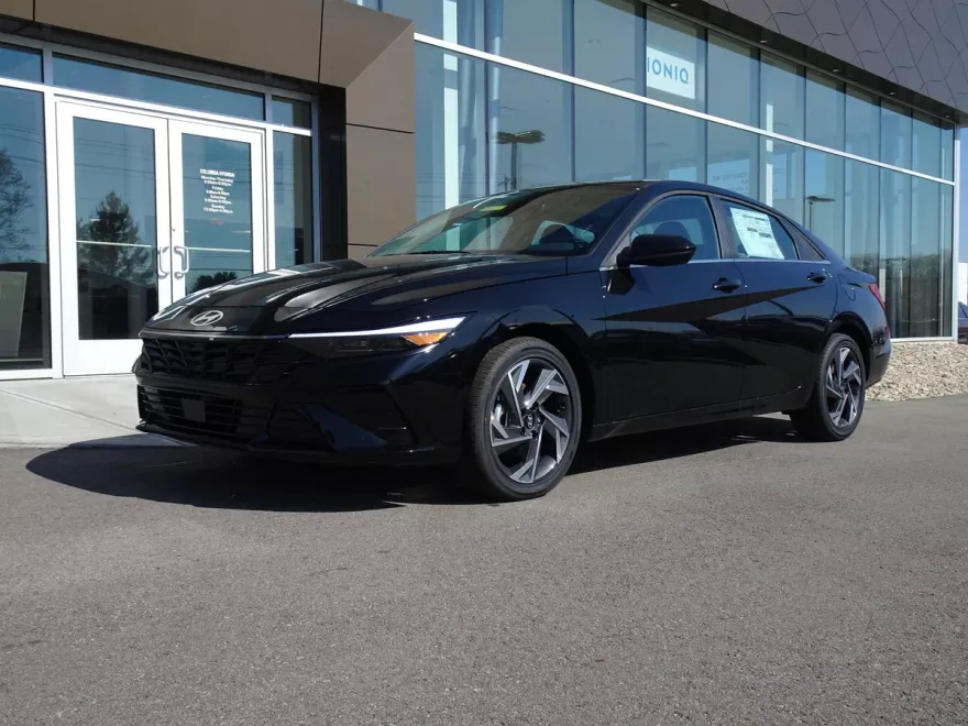 2025 Hyundai Elantra SEL Convenience photo 1