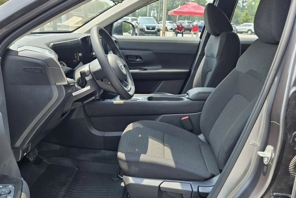 2025 Nissan Kicks S photo 1