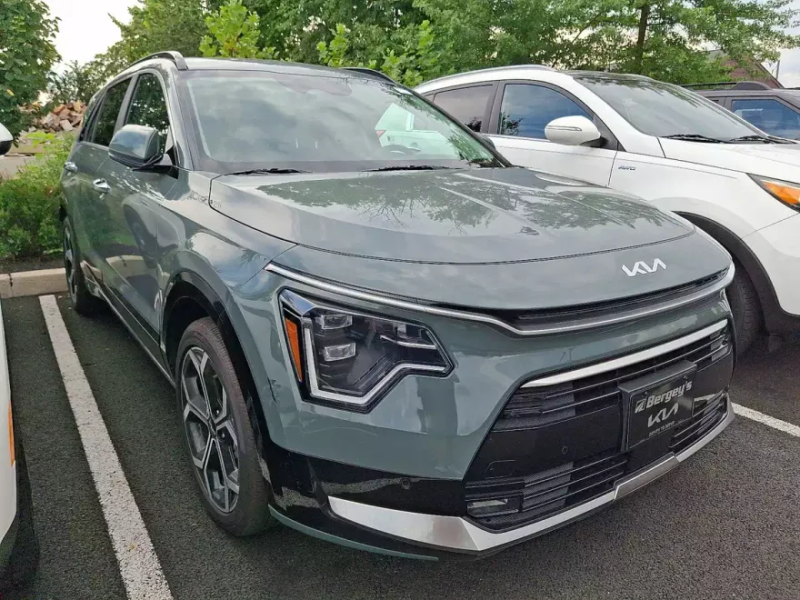2025 Kia Niro SX Touring photo 1