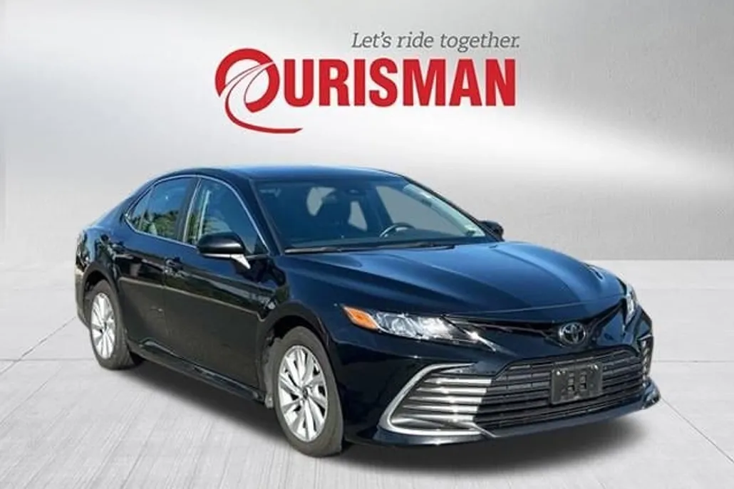 2022 Toyota Camry LE photo 1