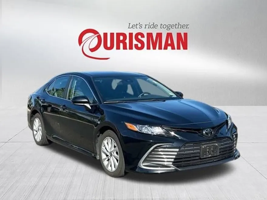 2022 Toyota Camry LE photo 1